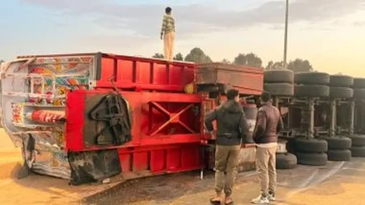 إصابة شخصين في انقلاب تريلة محملة بالغلال على طريق الإسماعيلية القاهرة